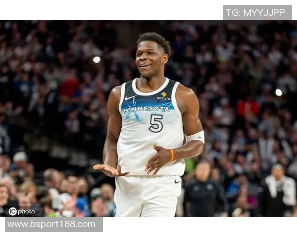 爱德华兹首节表现抢眼9投4中砍下12分并贡献前场板与防守数据 爱德华兹首节表现抢眼9投4中砍下12分并贡献前场板与防守数据