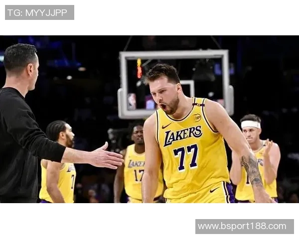 双星联手助力湖人逆袭东契奇与里夫斯同场净效率飙升至129